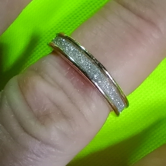 Goldtone silver glitter band ring size 7 - Picture 1 of 5
